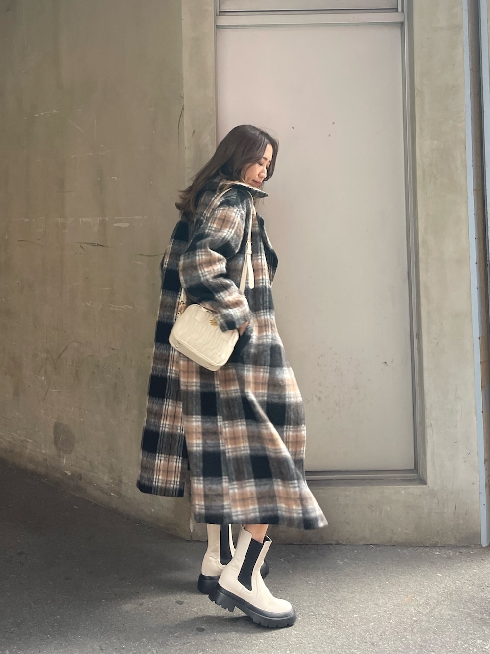 グレー系のその他アウター、ブラック系のニット/セーター、ブラック系のその他パンツを着用したレディースの冬コーディネートの3枚目の写真