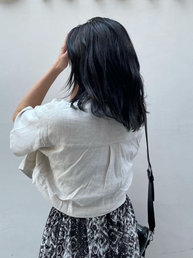 ブラック系のサンダル、その他のスラックスを着用したレディースの夏コーディネートの8枚目の写真