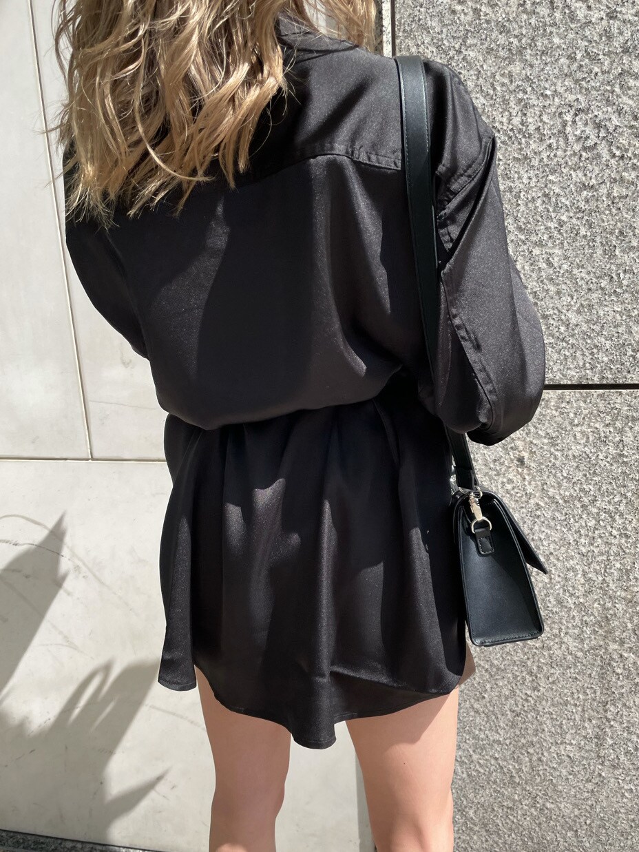 ブラウン系のスカート、ブラック系のショルダーバッグ、ブラック系のテーラードジャケットを着用したレディースの春コーディネートの3枚目の写真