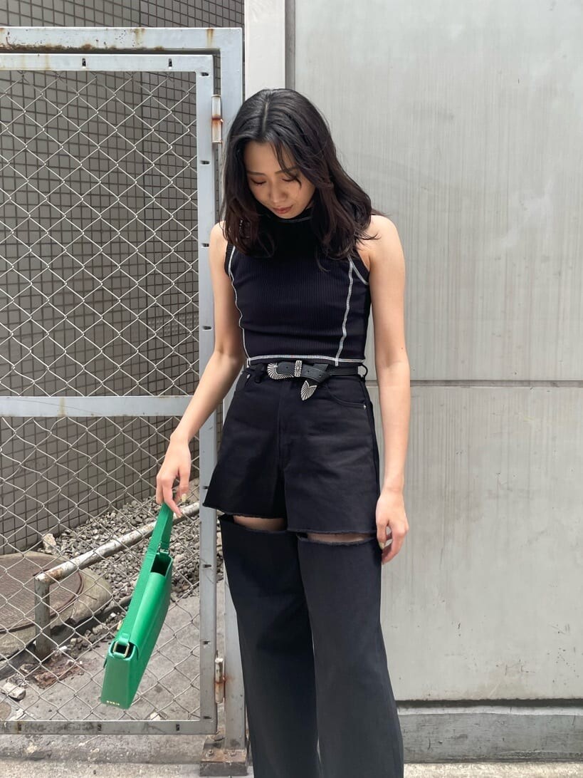 ブラック系のサンダル、その他のシャツ/ブラウス、グリーン系のショルダーバッグを着用したレディースの春コーディネートの3枚目の写真