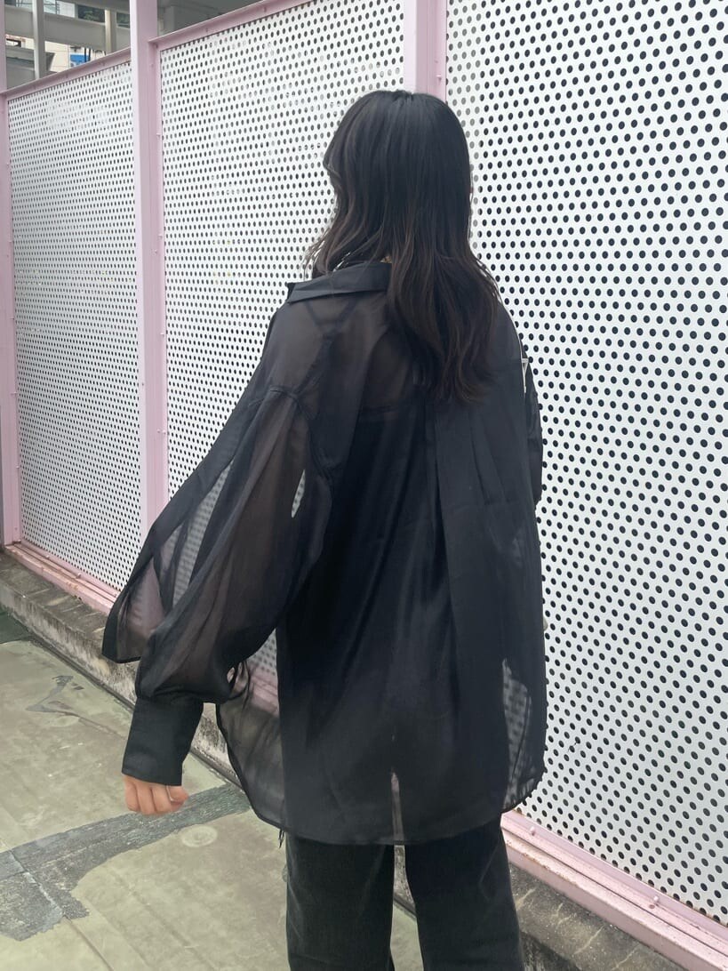 ブラック系のデニムパンツ、ブラック系のキャミソール、ブラック系のシャツ/ブラウスを着用したレディースの夏コーディネートの4枚目の写真