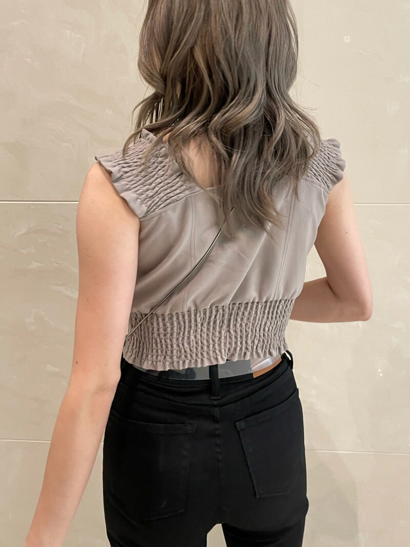 ベージュ系のシャツ/ブラウス、ブラック系のサンダル、ブラック系のデニムパンツを着用したレディースの春コーディネートの7枚目の写真