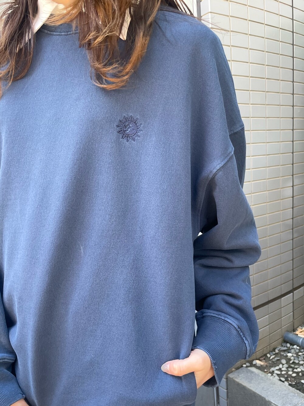 ブルー系のスウェット、ホワイト系のシャツ/ブラウス、ホワイト系のその他パンツを着用したレディースの冬コーディネートの7枚目の写真