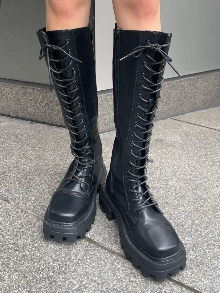 ブラック系のブーツ、ホワイト系のシャツ/ブラウス、ブラック系のスカートを着用したレディースの夏コーディネートの8枚目の写真