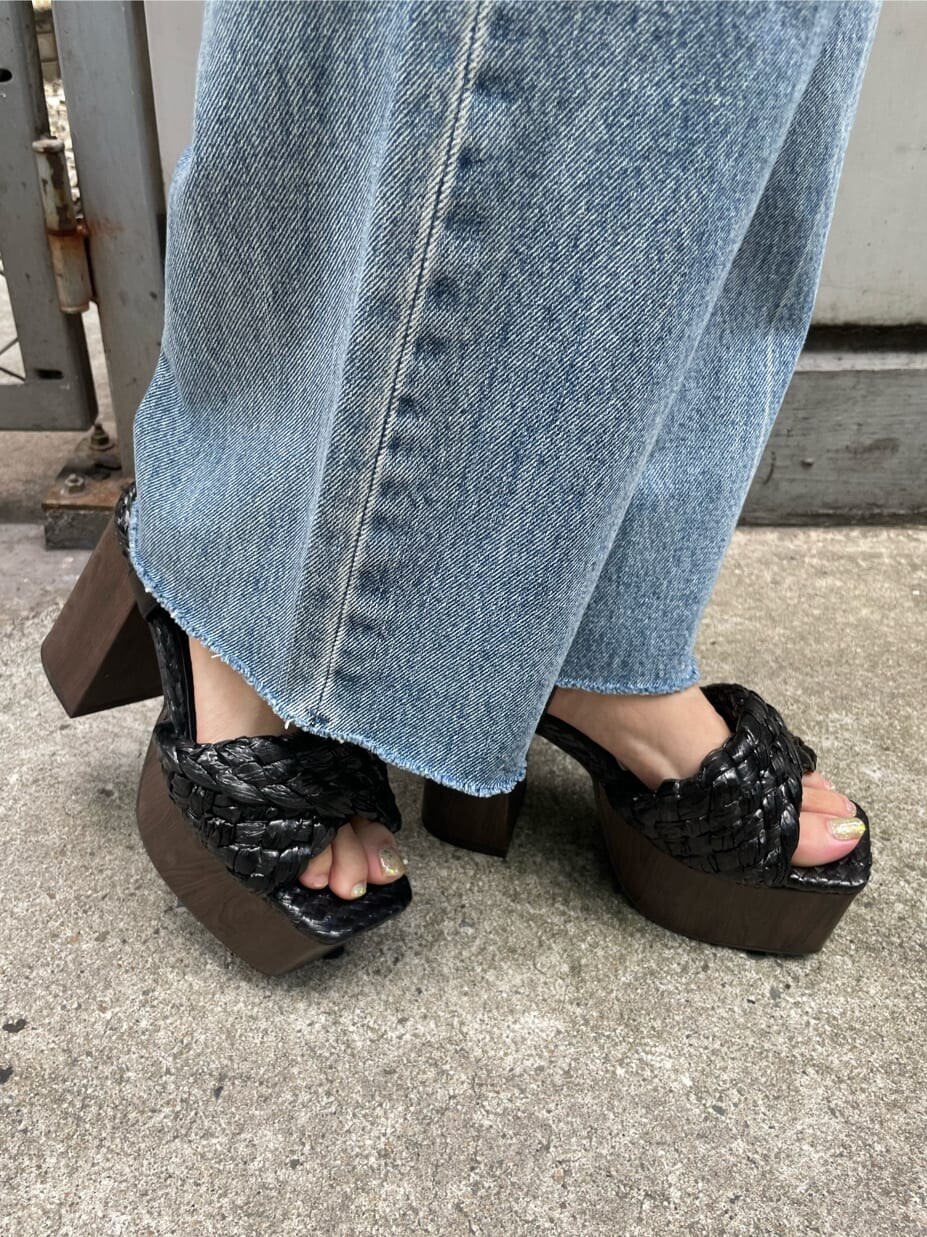 ブラック系のサンダル、ブルー系のデニムパンツ、オレンジ系のTシャツ/カットソーを着用したレディースの夏コーディネートの8枚目の写真