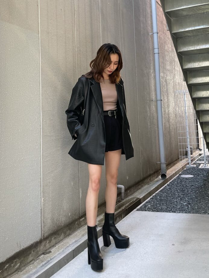 ブラック系のブーツ、ブラック系のショルダーバッグ、ブラック系のその他パンツを着用したレディースの秋コーディネートの2枚目の写真