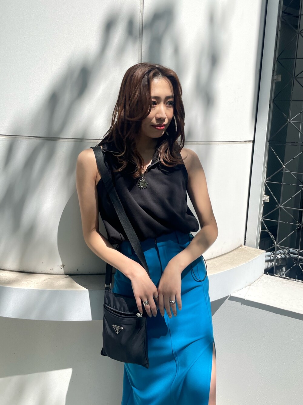 ブラック系のタンクトップ、ブラック系のスニーカーを着用したレディースの春コーディネートの4枚目の写真