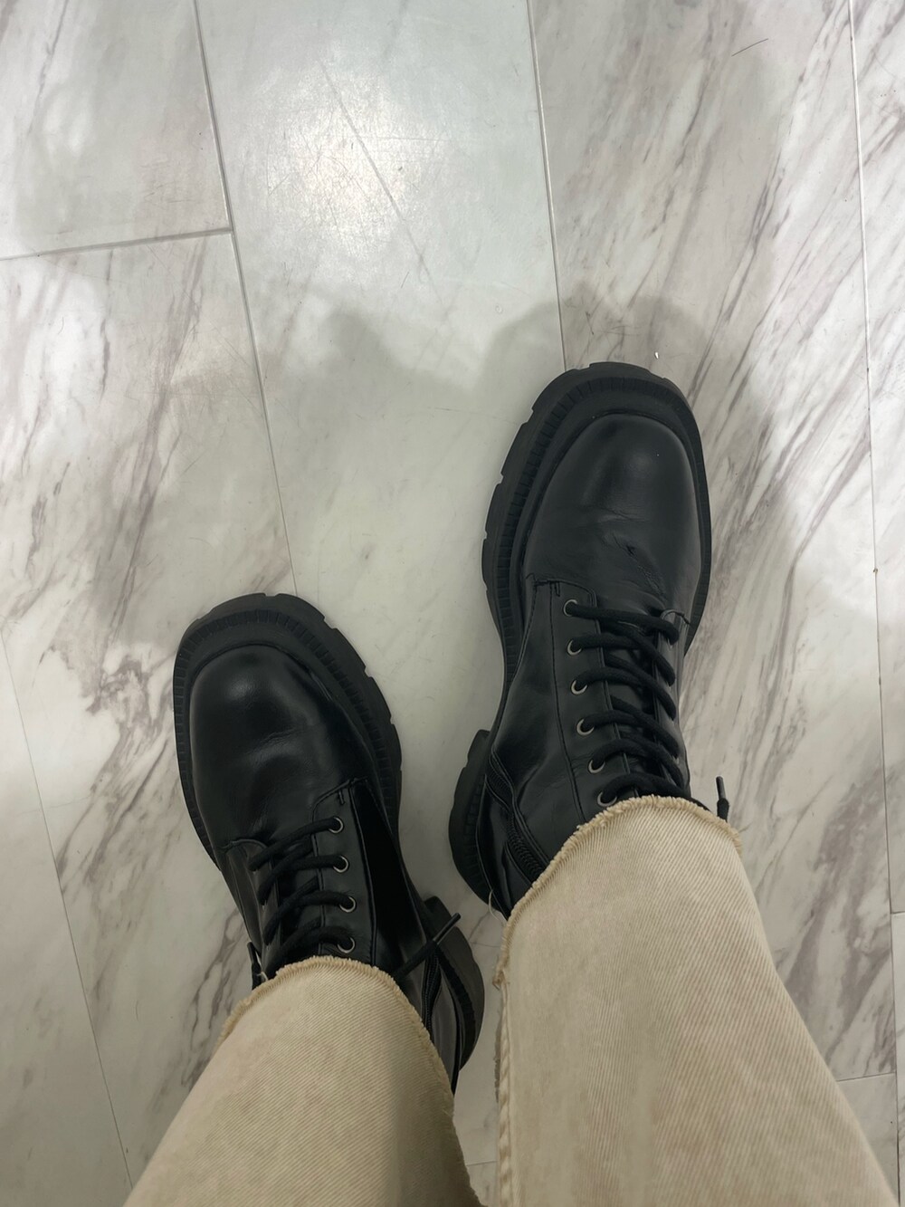 ブラック系のブーツ、ブラック系のブルゾン、ブラック系のTシャツ/カットソーを着用したレディースの冬コーディネートの5枚目の写真