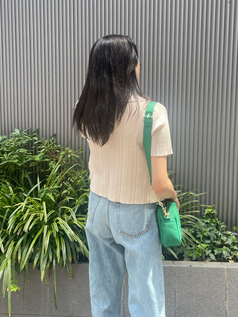 ブラック系のサンダル、ブルー系のデニムパンツ、ホワイト系のニット/セーターを着用したレディースの夏コーディネートの5枚目の写真