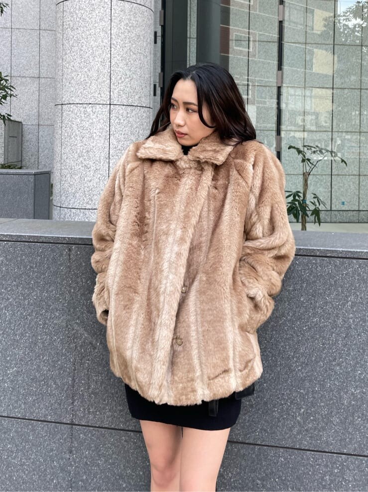 ベージュ系のその他アウター、ブラック系のハンドバッグ、ブラック系のブーツを着用したレディースの冬コーディネートの3枚目の写真