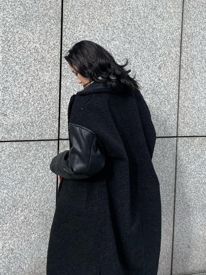 ブラック系のブーツ、ホワイト系のスウェット、ブラック系のその他アウターを着用したレディースの冬コーディネートの4枚目の写真