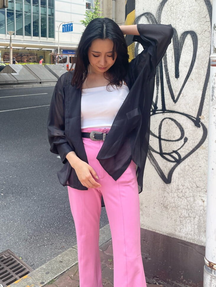 ピンク系のその他パンツ、ブラック系のシャツ/ブラウス、ホワイト系のキャミソールを着用したレディースの夏コーディネートの3枚目の写真