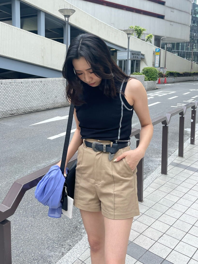 ブルー系のシャツ/ブラウス、ベージュ系のその他パンツ、ブラック系のショルダーバッグを着用したレディースの春コーディネートの6枚目の写真