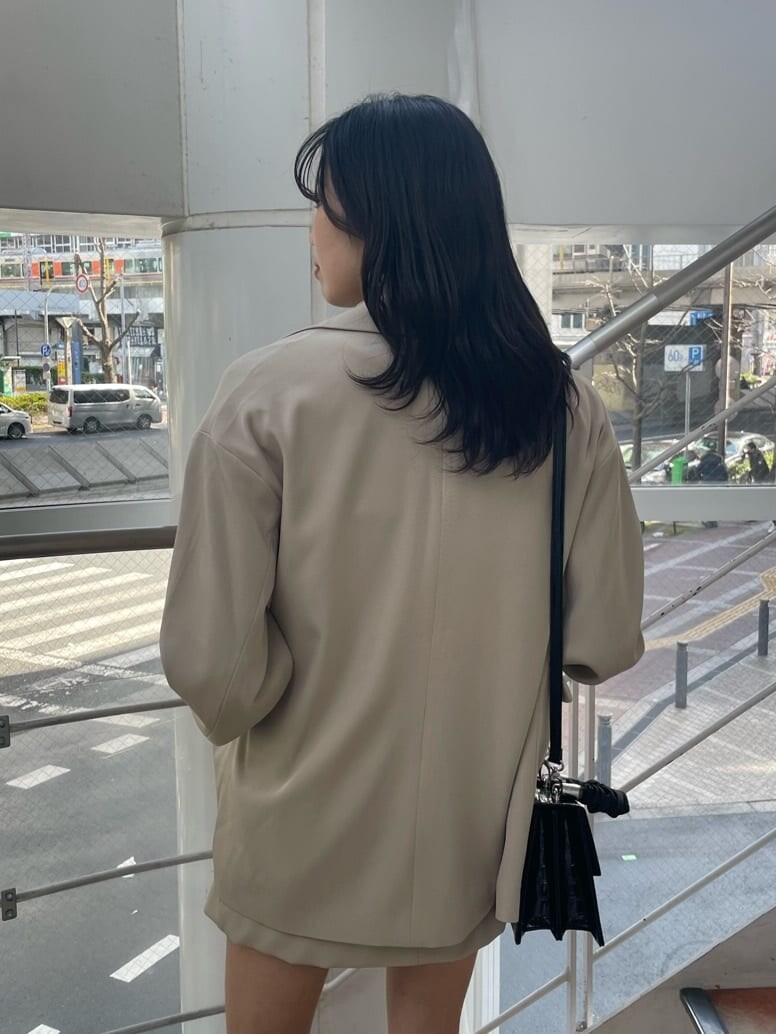 ブラック系のブーツ、ブラック系のショルダーバッグ、ブラック系のTシャツ/カットソーを着用したレディースの春コーディネートの9枚目の写真