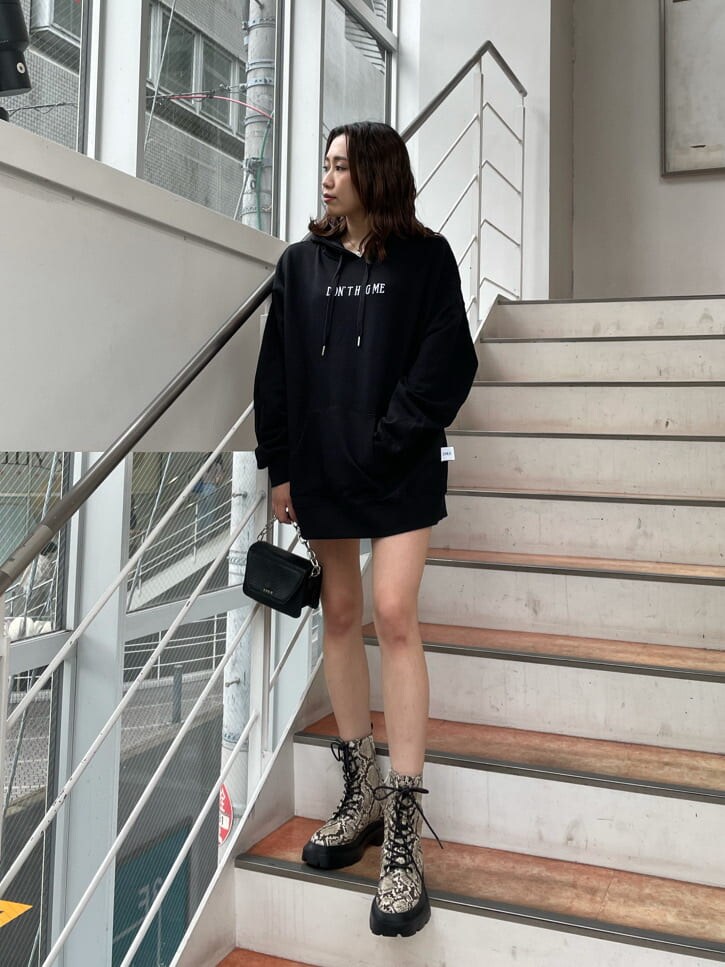 その他のブーツ、ブラック系のパーカーを着用したレディースの夏コーディネートの2枚目の写真