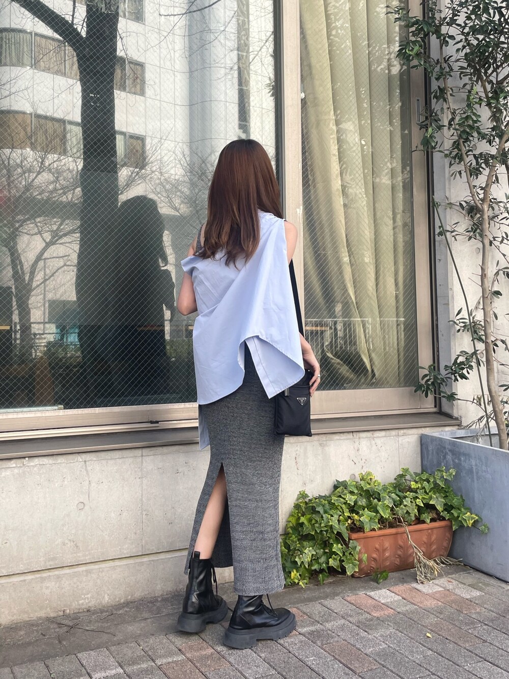 ブルー系のシャツ/ブラウス、ブラック系のワンピース、ブラック系のブーツを着用したレディースの春コーディネートの3枚目の写真