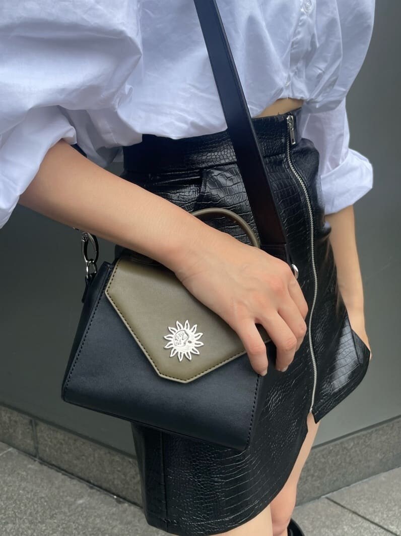 ブラック系のブーツ、ホワイト系のシャツ/ブラウス、ブラック系のスカートを着用したレディースの夏コーディネートの6枚目の写真