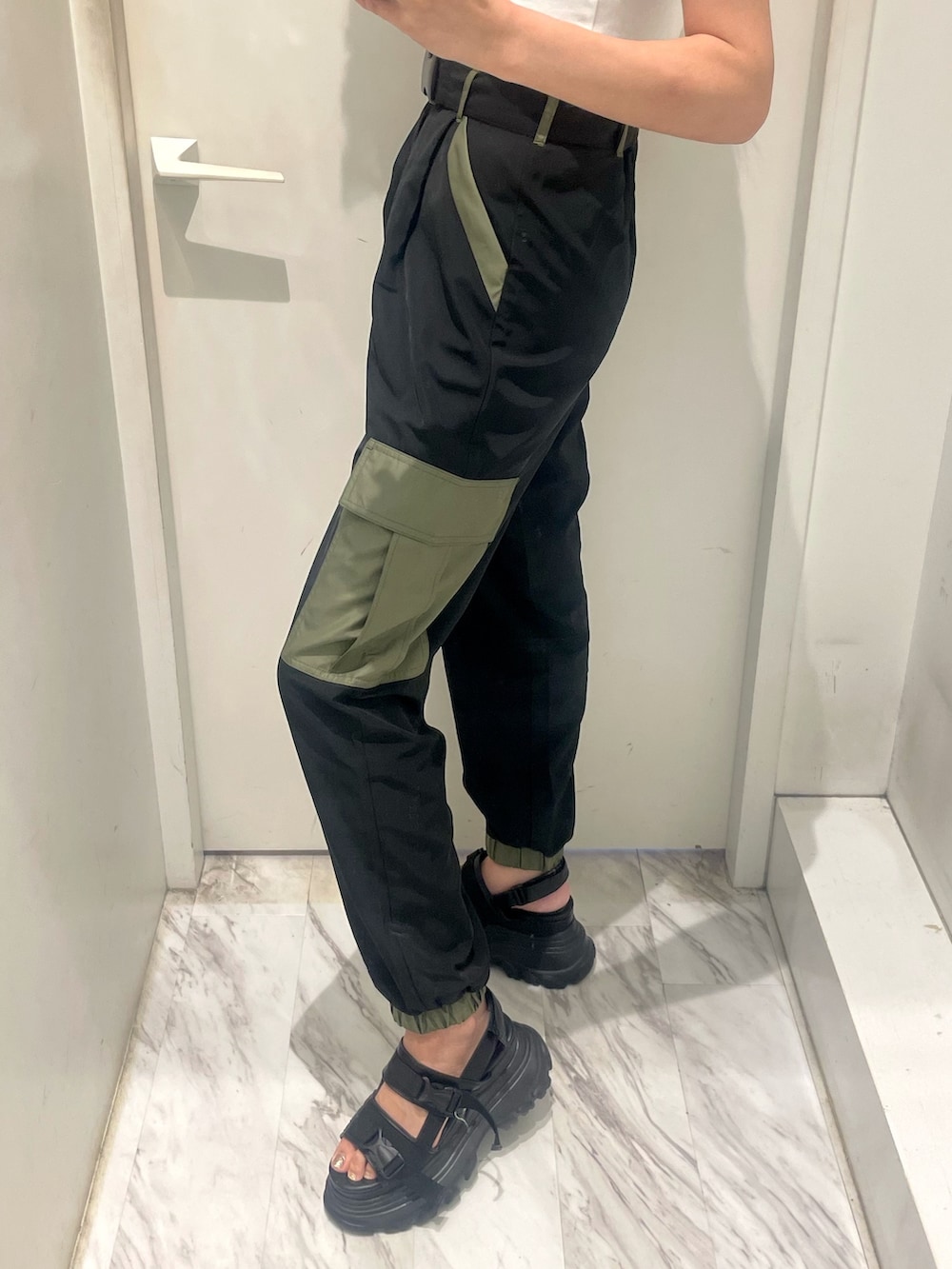 ホワイト系のTシャツ/カットソー、ブラック系のその他パンツ、ブラック系のサンダルを着用したレディースの夏コーディネートの3枚目の写真