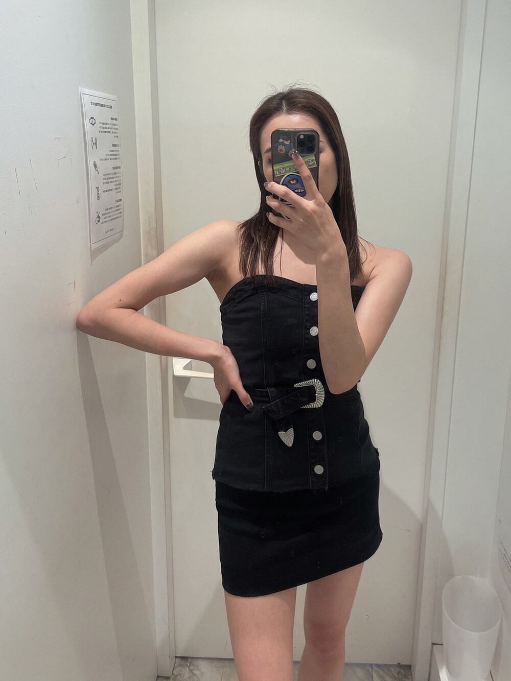 ブラック系のチューブトップ、ブラック系のサンダルを着用したレディースの春コーディネートの2枚目の写真