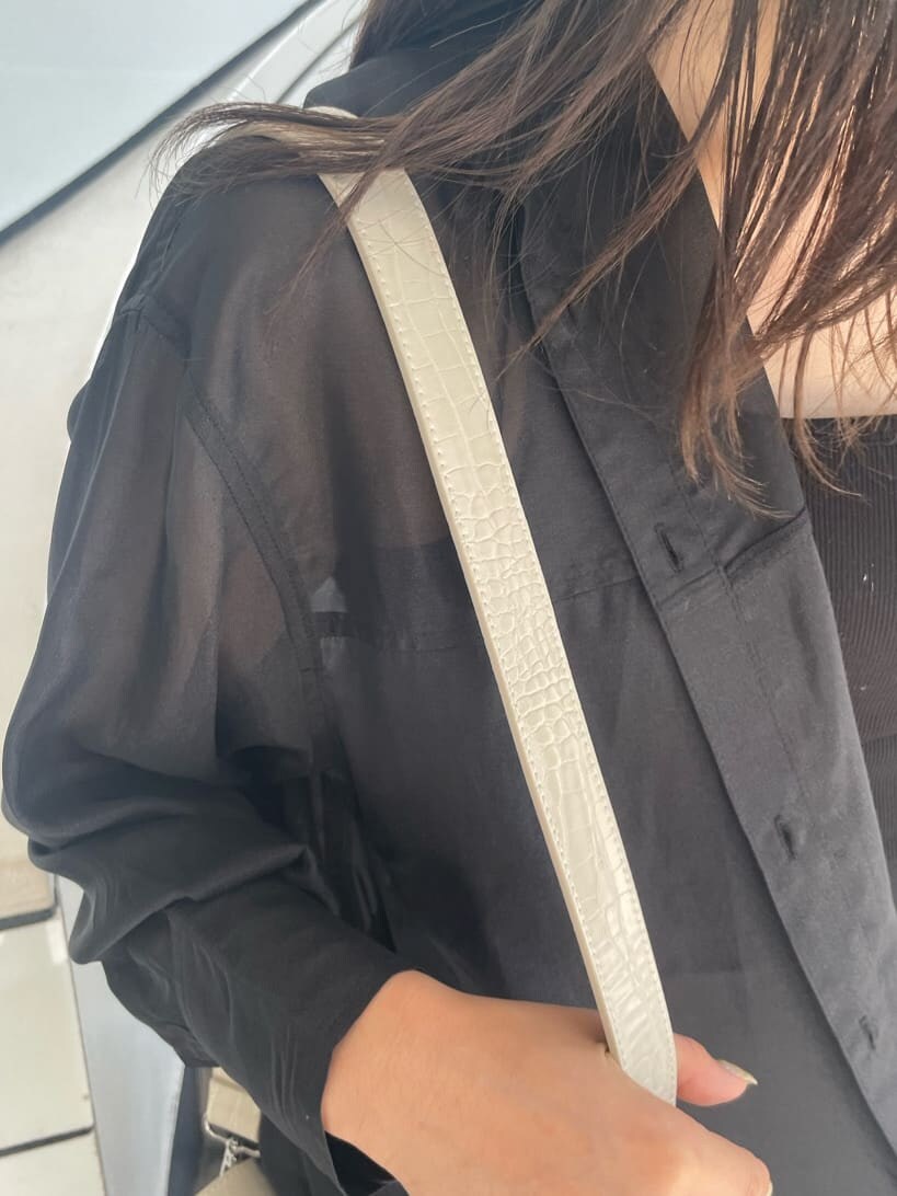 ブラック系のキャミソール、ブラック系のシャツ/ブラウス、ホワイト系のショルダーバッグを着用したレディースの夏コーディネートの6枚目の写真