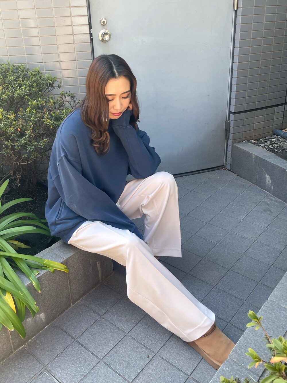 ブルー系のスウェット、ホワイト系のシャツ/ブラウス、ホワイト系のその他パンツを着用したレディースの冬コーディネートの3枚目の写真