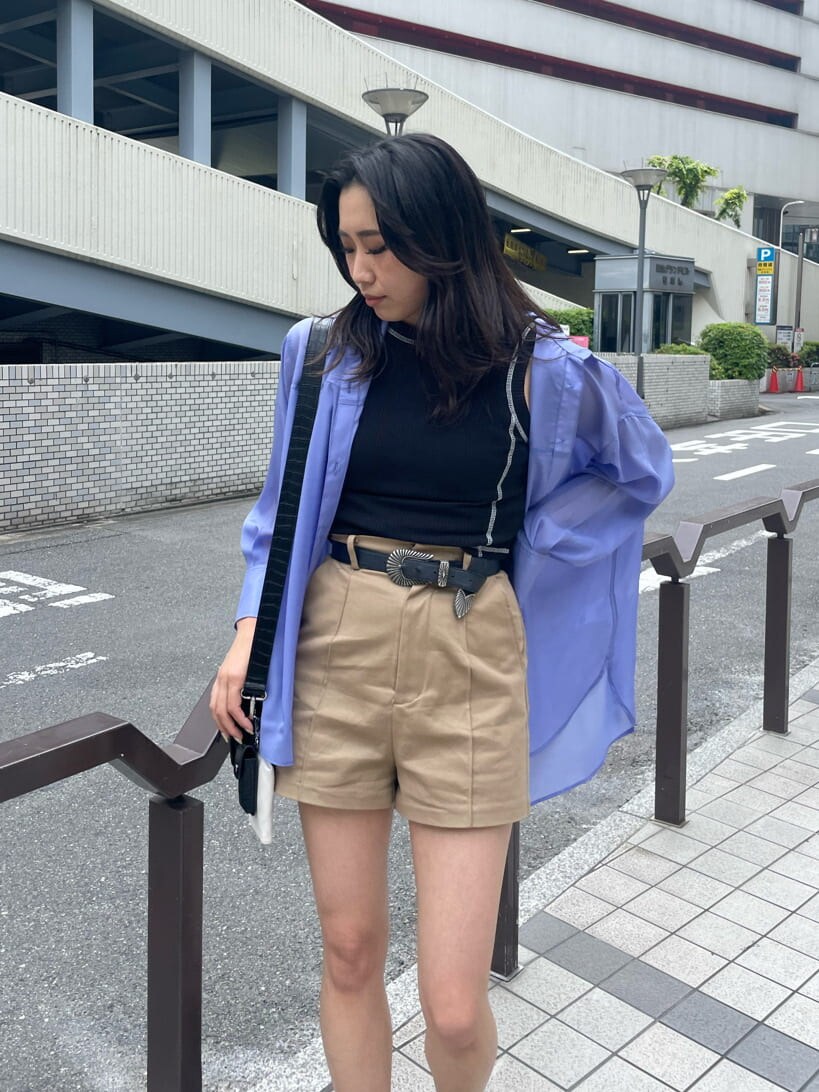 ブルー系のシャツ/ブラウス、ベージュ系のその他パンツ、ブラック系のショルダーバッグを着用したレディースの春コーディネートの4枚目の写真