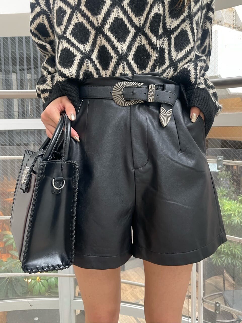 ブラック系のショルダーバッグ、ブラック系のその他パンツ、ブラック系のニット/セーターを着用したレディースの秋コーディネートの5枚目の写真