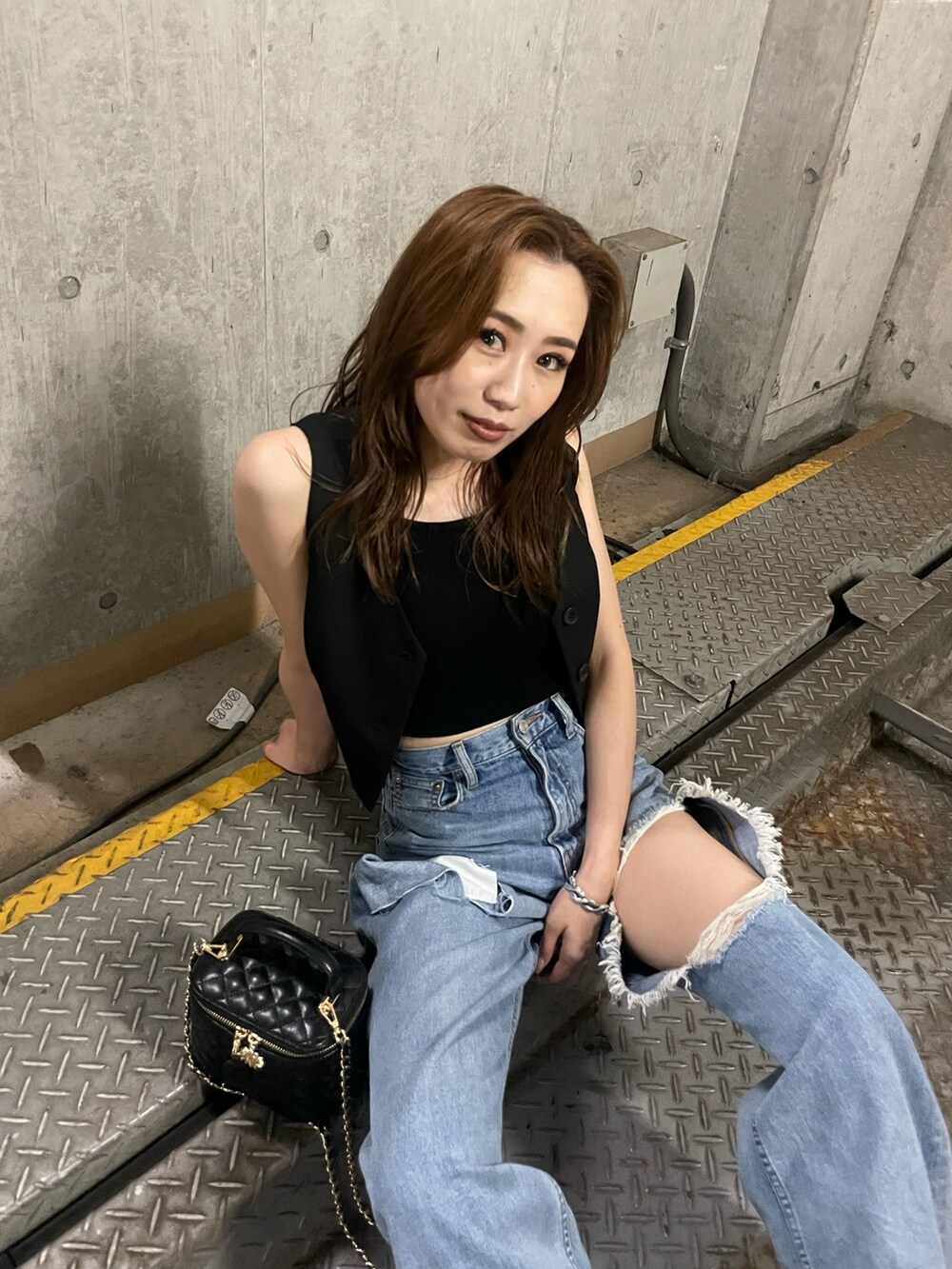 ブルー系のデニムパンツ、ブラック系のシャツ/ブラウスを着用したレディースの夏コーディネートの2枚目の写真