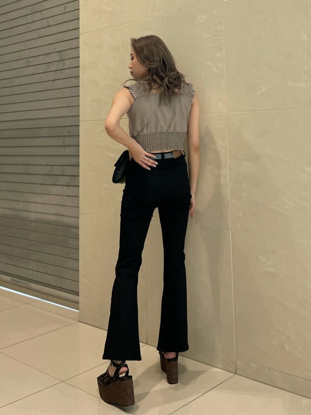 ベージュ系のシャツ/ブラウス、ブラック系のサンダル、ブラック系のデニムパンツを着用したレディースの春コーディネートの2枚目の写真