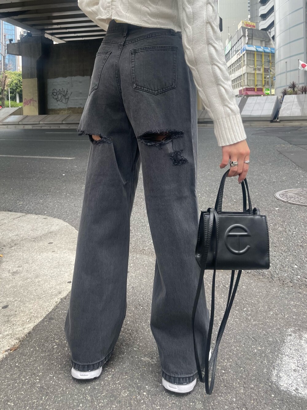 ブラック系のデニムパンツ、イエロー系のシャツ/ブラウス、ホワイト系のカーディガン/ボレロを着用したレディースの春コーディネートの5枚目の写真