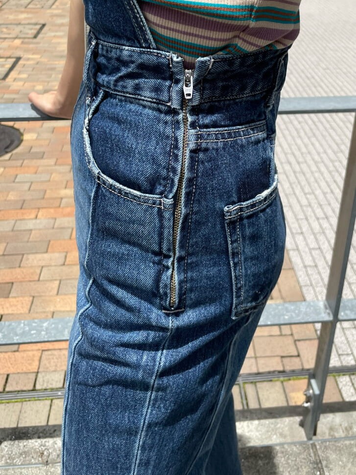 ブルー系のサロペット/オーバーオール、ホワイト系のサンダル、グリーン系のTシャツ/カットソーを着用したレディースの夏コーディネートの8枚目の写真