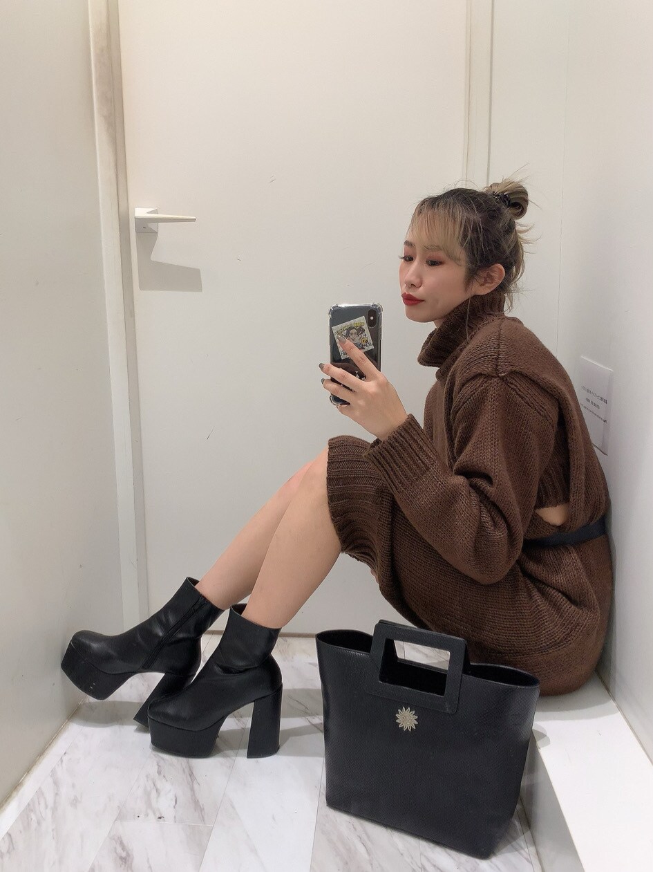 ブラウン系のワンピース、ブラック系のベルトを着用したレディースの冬コーディネートの5枚目の写真