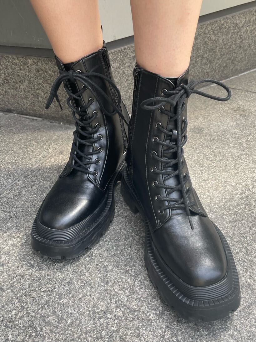 ブラック系のブーツ、ブラック系のその他パンツ、ホワイト系のTシャツ/カットソーを着用したレディースの春コーディネートの10枚目の写真