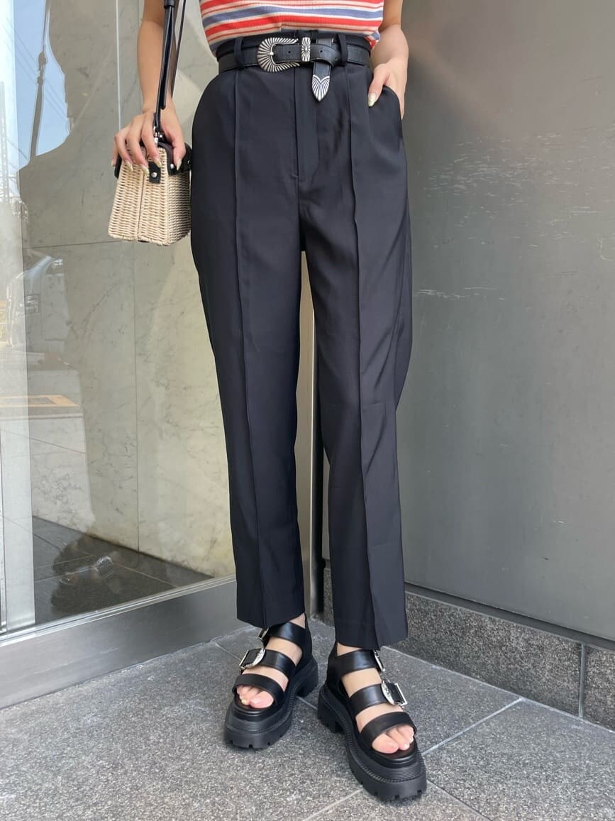 ブラック系のその他パンツ、オレンジ系のTシャツ/カットソー、ブラック系のショルダーバッグを着用したレディースの夏コーディネートの7枚目の写真