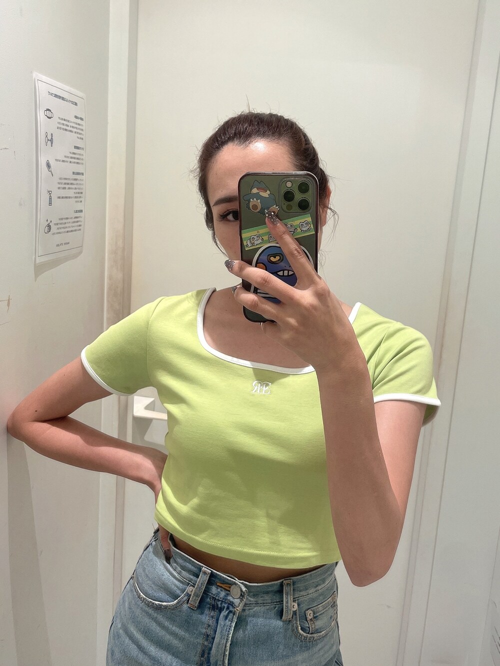 グリーン系のTシャツ/カットソー、ブルー系のデニムパンツを着用したレディースの春コーディネートの2枚目の写真