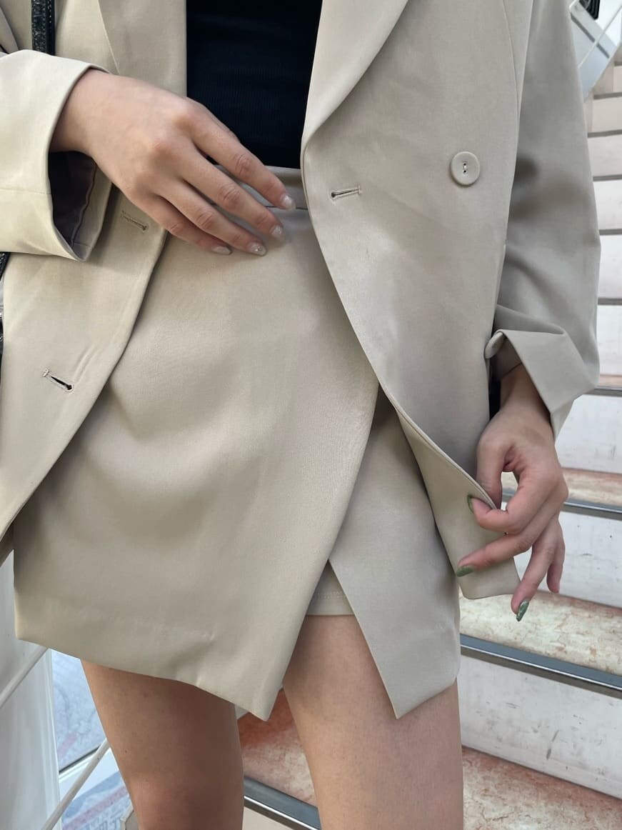 ブラック系のブーツ、ブラック系のショルダーバッグ、ブラック系のTシャツ/カットソーを着用したレディースの春コーディネートの7枚目の写真