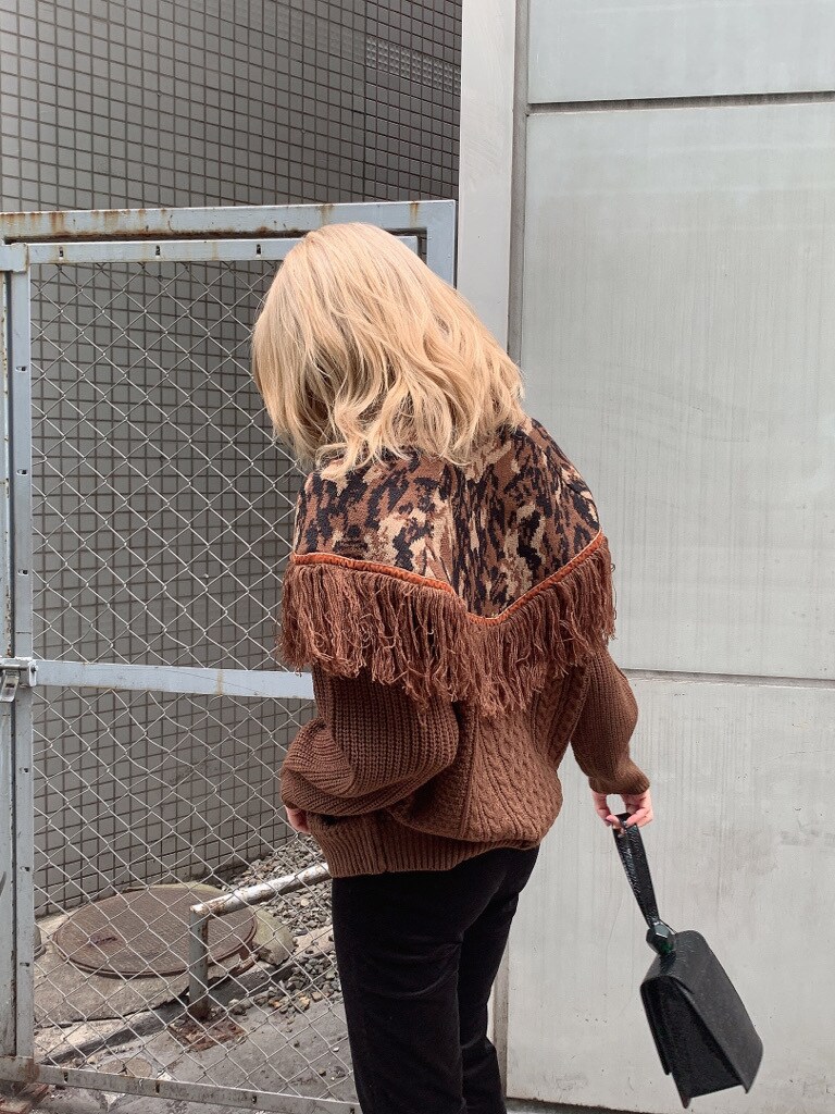 ブラウン系のブーツ、ブラウン系のニット/セーター、ブラック系のその他パンツを着用したレディースの秋コーディネートの3枚目の写真