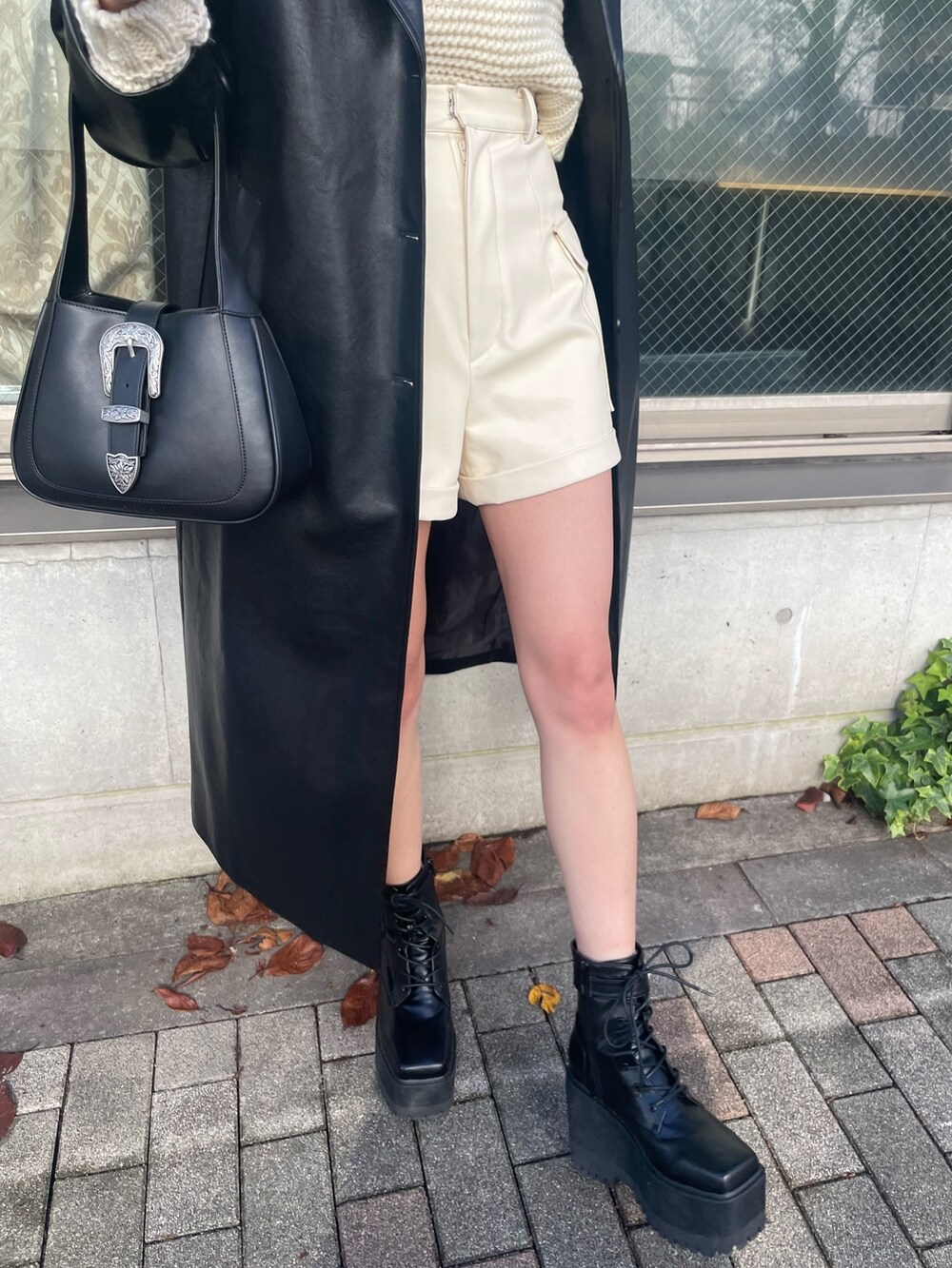 ホワイト系のニット/セーター、ホワイト系のその他パンツ、ブラック系のハンドバッグを着用したレディースの冬コーディネートの7枚目の写真