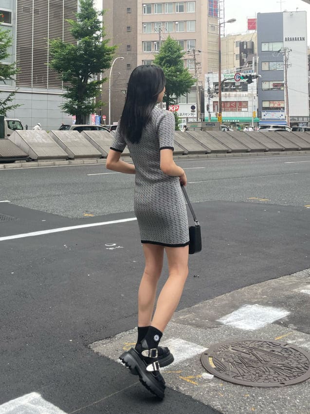 ブラック系のワンピース、ブラック系のショルダーバッグ、ブラック系のサンダルを着用したレディースの夏コーディネートの2枚目の写真