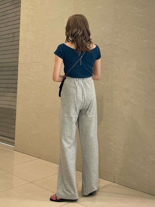 ブルー系のTシャツ/カットソー、ブラック系のサンダル、グレー系のスウェットパンツを着用したレディースの春コーディネートの3枚目の写真