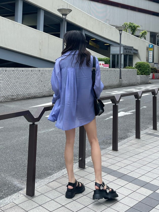 ブルー系のシャツ/ブラウス、ベージュ系のその他パンツ、ブラック系のショルダーバッグを着用したレディースの春コーディネートの2枚目の写真