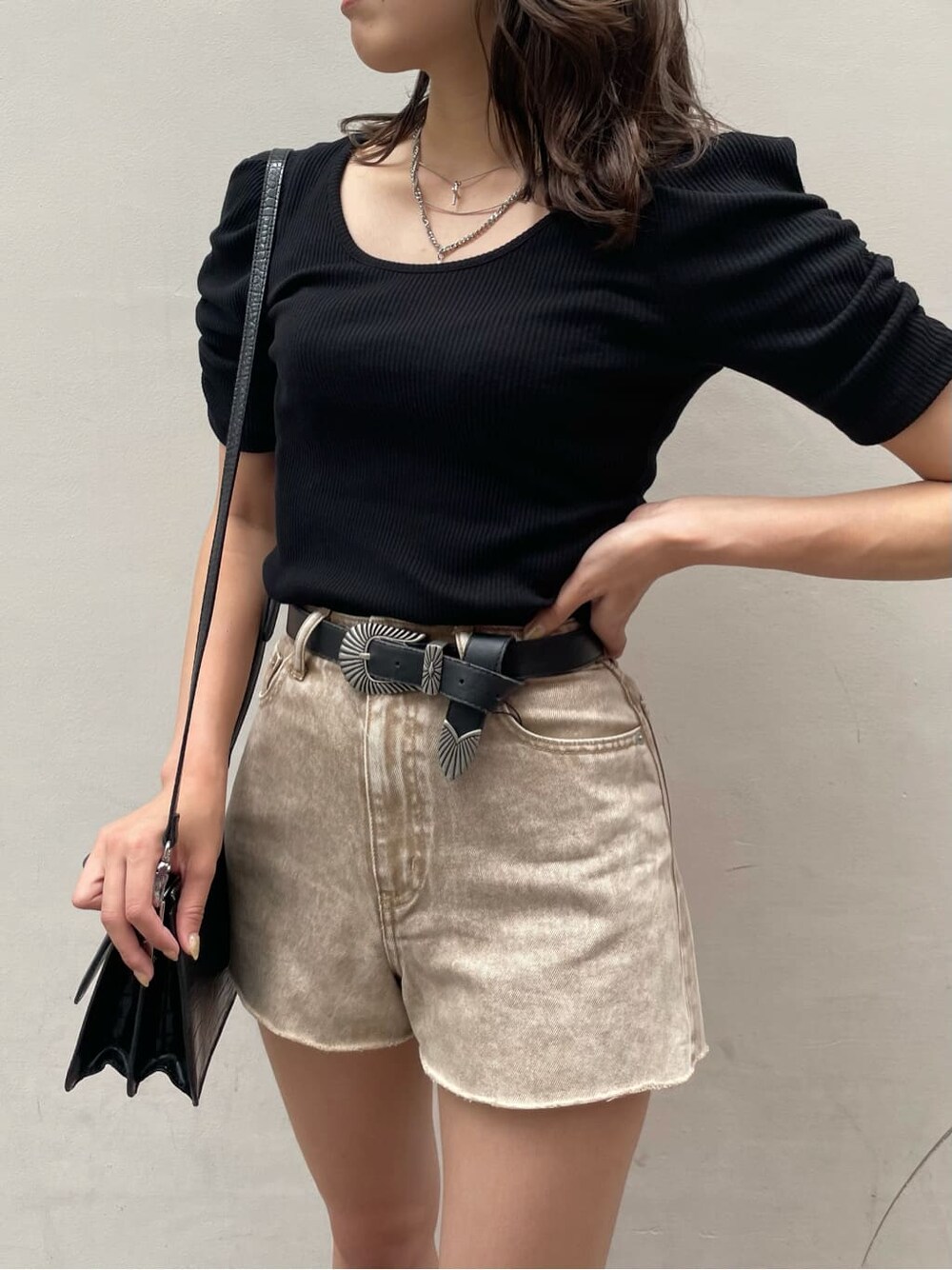 ブラック系のサンダル、ベージュ系のデニムパンツ、ブラック系のTシャツ/カットソーを着用したレディースの夏コーディネートの2枚目の写真