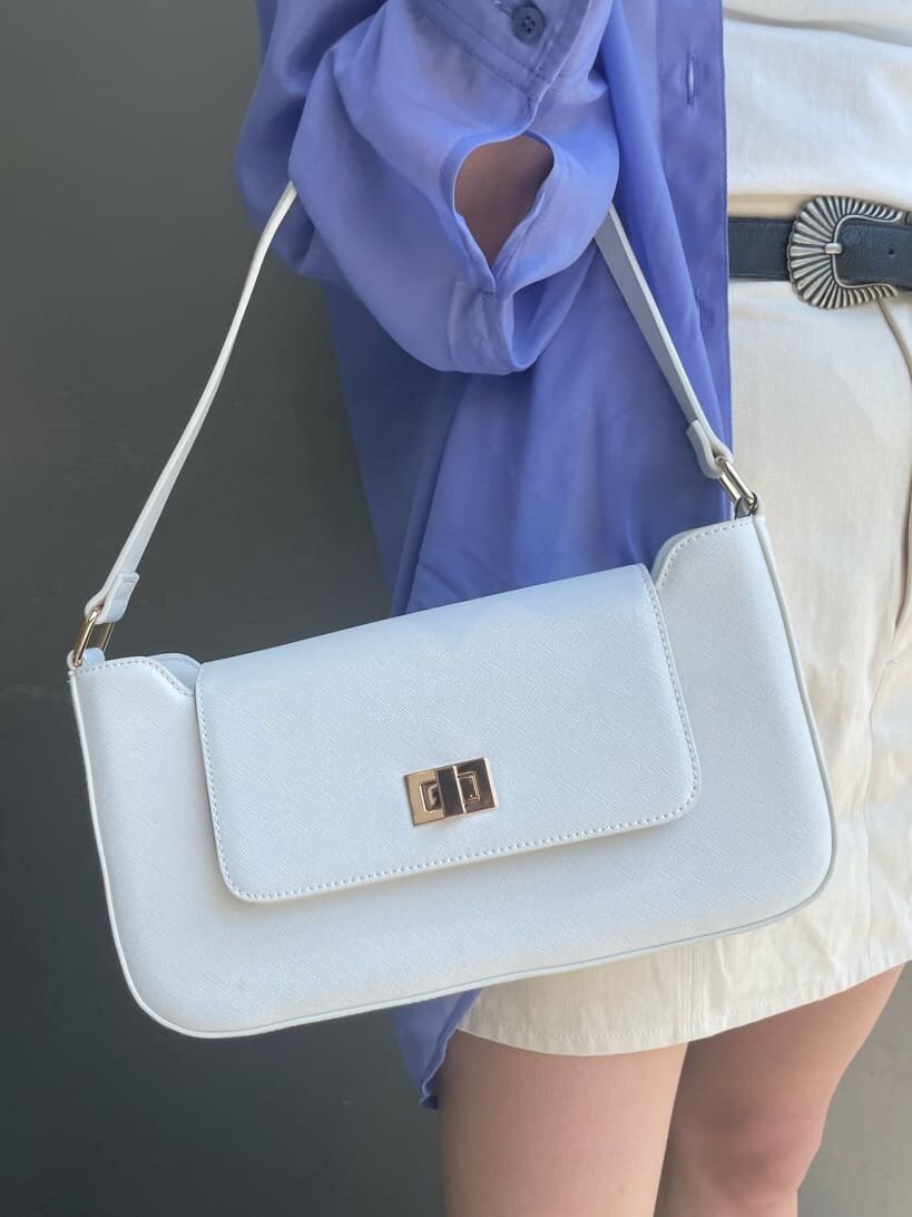 ホワイト系のTシャツ/カットソー、ホワイト系のスカート、ホワイト系のサンダルを着用したレディースの春コーディネートの7枚目の写真