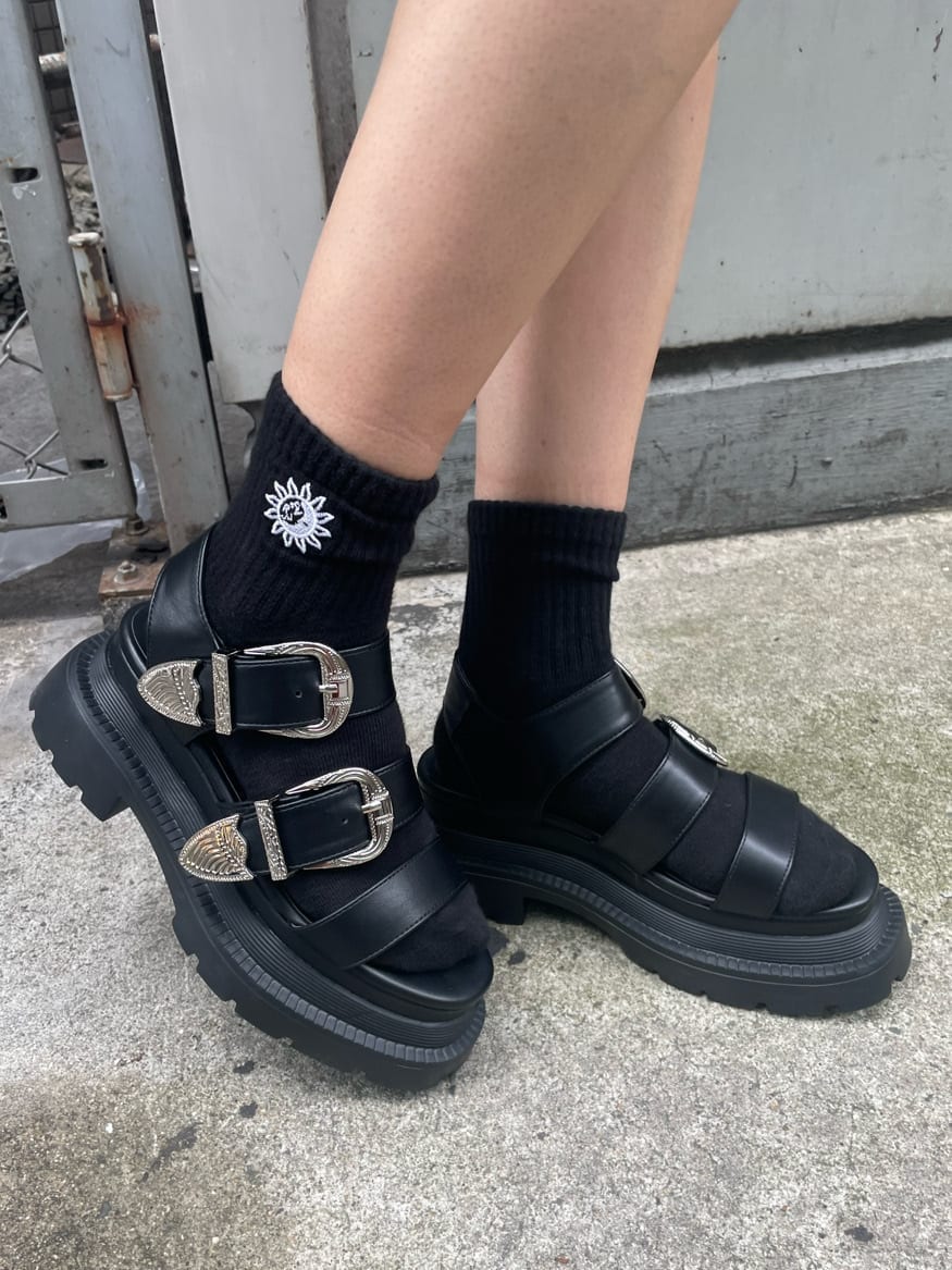 ホワイト系のTシャツ/カットソー、ブラック系のサロペット/オーバーオール、ホワイト系のショルダーバッグを着用したレディースの夏コーディネートの8枚目の写真