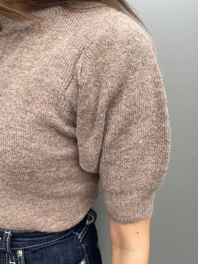 ブラック系のブーツ、ブラウン系のボストンバッグ、ブルー系のデニムパンツを着用したレディースの夏コーディネートの7枚目の写真