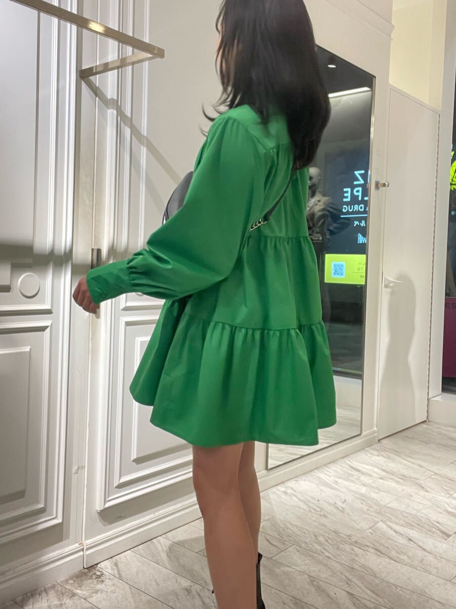 ブラック系のブーツ、グリーン系のシャツワンピース、ブラック系のボディバッグ/ウエストポーチを着用したレディースの冬コーディネートの6枚目の写真