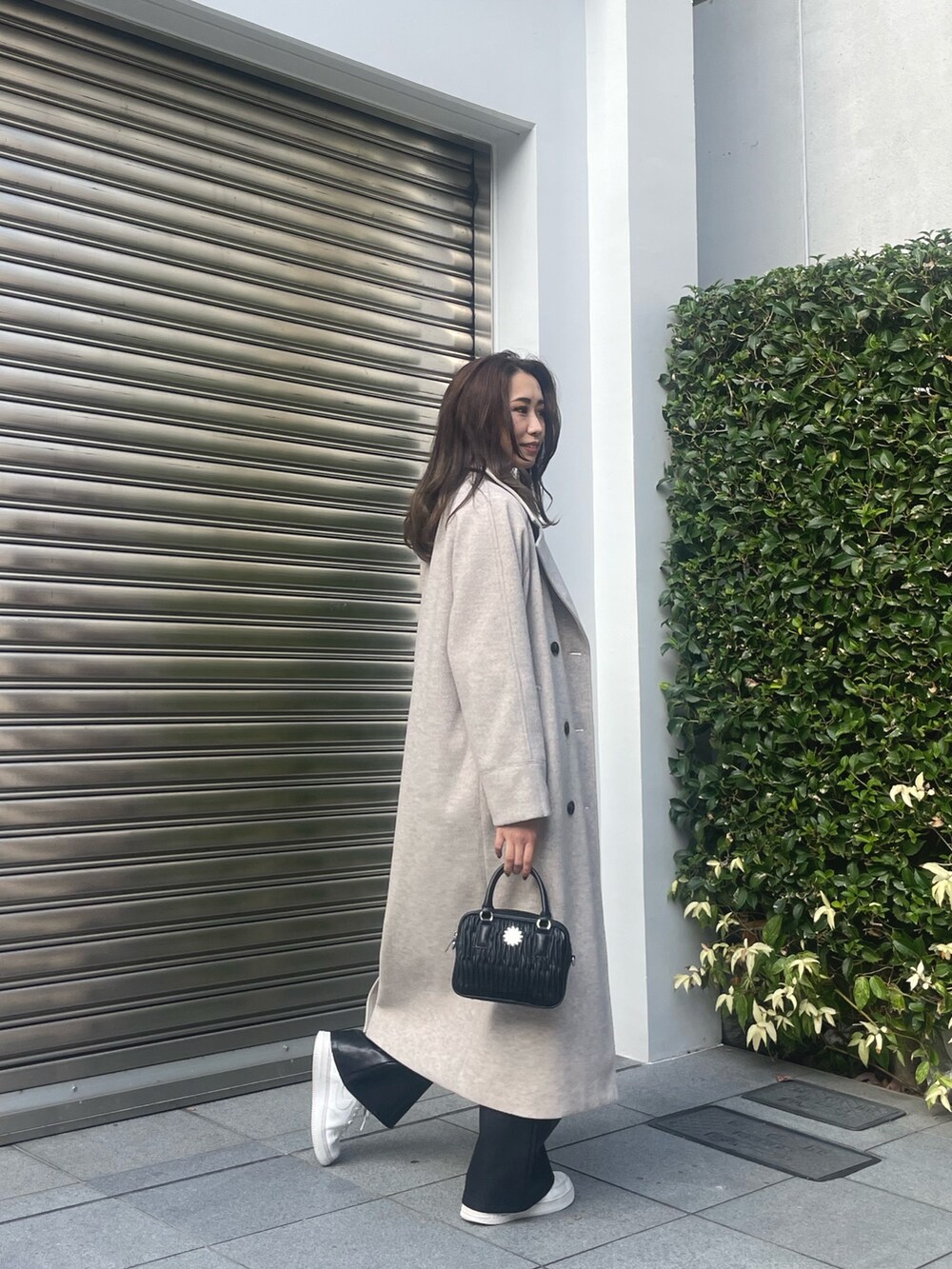 グレー系のTシャツ/カットソー、ホワイト系のショルダーバッグ、ホワイト系のその他アウターを着用したレディースの秋コーディネートの3枚目の写真