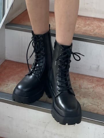 ブラック系のブーツ、ブラック系のショルダーバッグ、ブラック系のTシャツ/カットソーを着用したレディースの春コーディネートの10枚目の写真