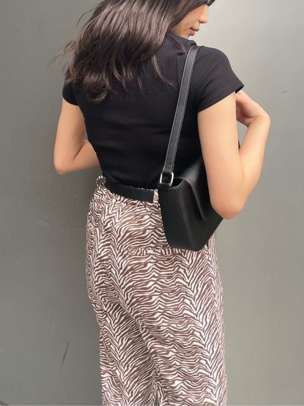 その他のその他パンツ、ブラック系のショルダーバッグ、ブラック系のTシャツ/カットソーを着用したレディースの春コーディネートの4枚目の写真