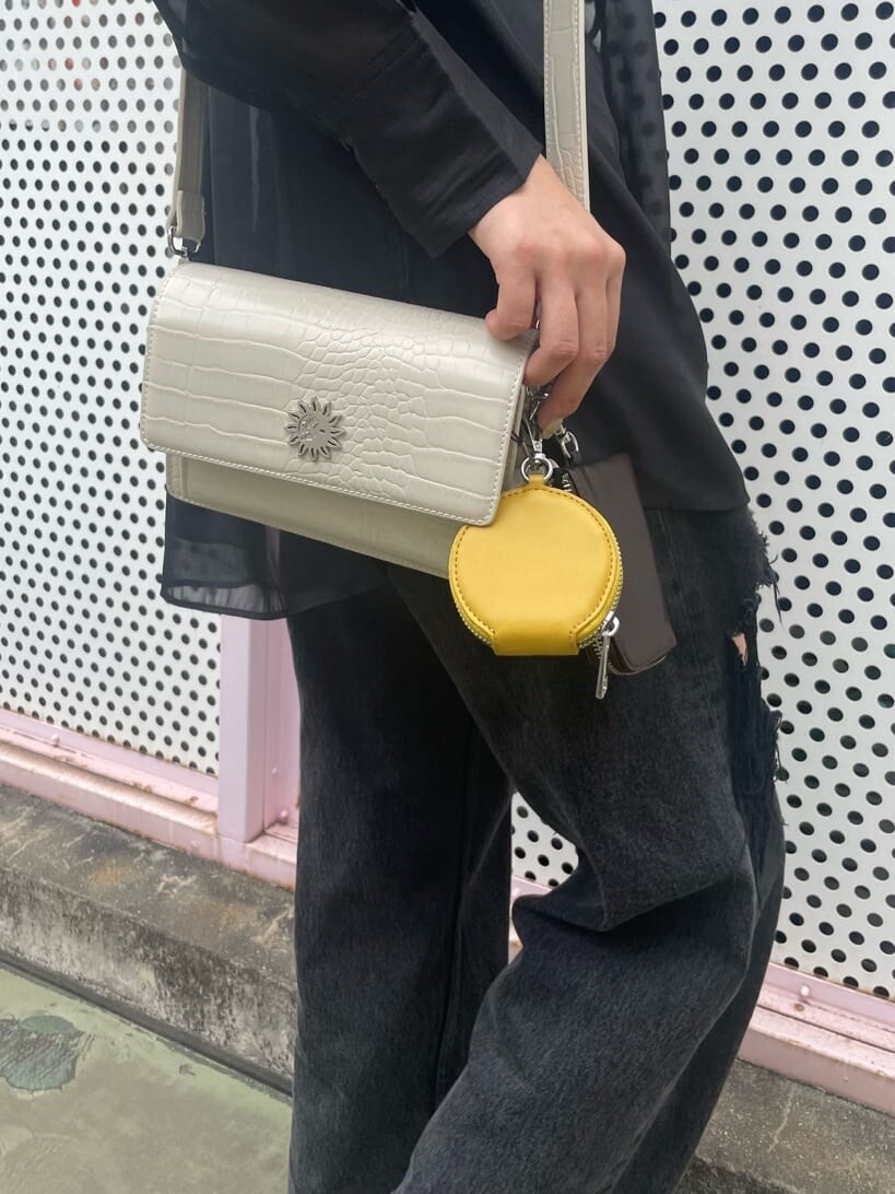 ブラック系のデニムパンツ、ブラック系のキャミソール、ブラック系のシャツ/ブラウスを着用したレディースの夏コーディネートの5枚目の写真